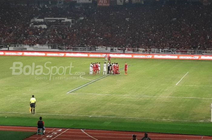 Suasana pertandingan final Piala Presiden 2018 antara Persija Jakarta dan Bali United di Stadion Utama Gelora Bung Karno, Sabtu (17/2/2018) saat Sandi Sute terlihat disikut pemain Bali United.