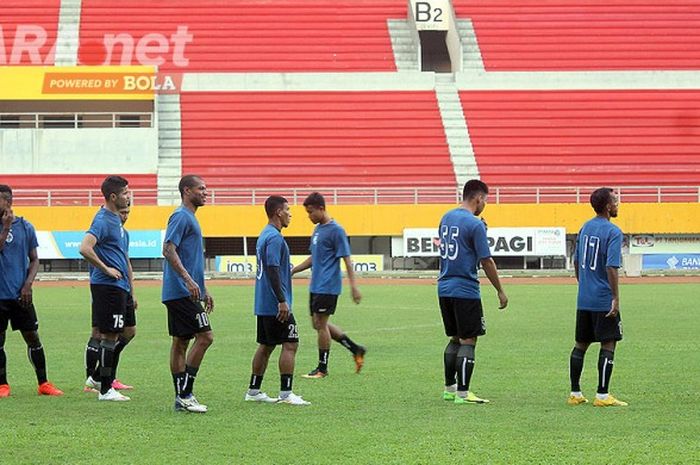 Pemain Sriwijaya FC menggelar latihan bersama di Stadion Gelora Sriwijaya Jakabaring Palembang, sebelum berangkat ke Lamongan untuk menghadapi Persela, Kamis (1/6/2017) di Stadion Surajaya.