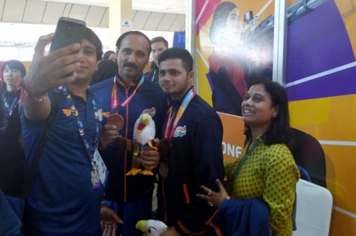 Manish Narwal, atlet para shooting India berfoto dengan kontingen negaranya setelah meraih medali perak di Asian Para Games 2018. 