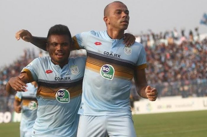 Duo pemain Persela, Sadil Ramdani dan Ivan Carlos (kanan) merayakan gol timnya ke gawang Arema FC pada laga pekan ketujuh Liga 1 musim 2017 di Stadion Surajaya, Lamongan, Minggu (21/5/2017). 