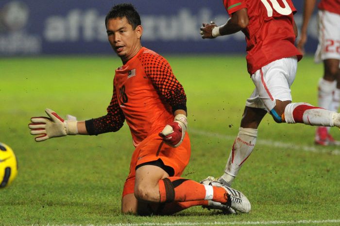 Kiper Malaysia, Sharbinee Allawee, hanya bisa menyaksikan bola yang masuk ke gawangnya saat melawan Indonesia di ajang Piala AFF pada 1 Desember 2010. Di laga yang berlangsung di Stadion Utama Gelora Bung Karno itu Malaysia dicukur Indonesia 1-5.