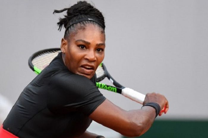 Petenis tunggal putri Amerika Serikat, Serena Williams, berupaya mengembalikan bola saat melawan Ashleigh Barty pada laga babak kedua Roland Garros 2018, di Paris, Prancis, 31 Mei 2018.