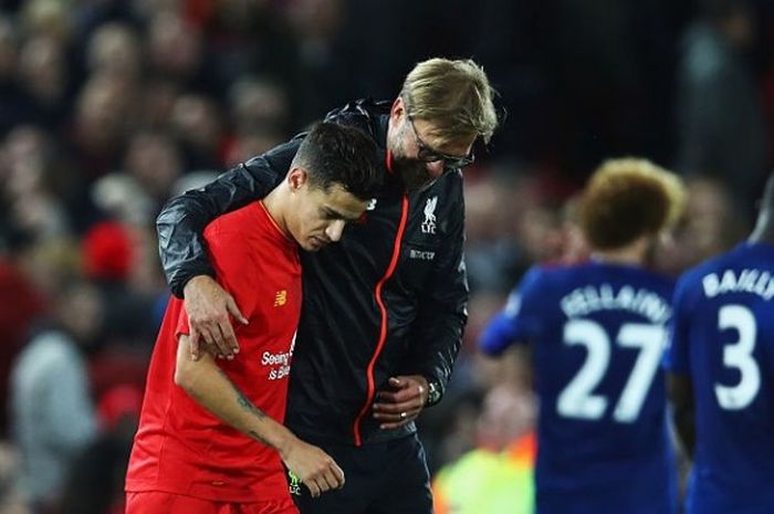 Juergen Klopp tengah berbicara dengan Phillipe Coutinho dalam laga Premier League antara Liverpool kontra Manchester United di Anfield, 17 Oktober 2016. 