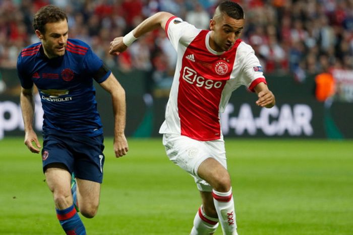 Aksi gelandang Ajax Amsterdam, Hakim Ziyech (kanan), berduel dengan pemain Manchester United, Juan Mata, dalam pertandingan final Liga Europa 2016-2017 di Friend Arena, Solna, pada 24 Mei 2017.