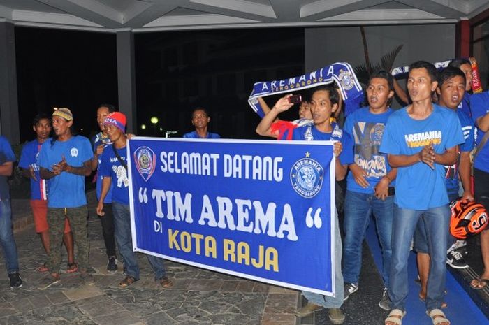 Sambutan Aremania Tenggarong kepada tim Arema Cronus di depan hotel Grand Elty Singgasana pada Rabu (6/1/2016) lalu. Saat memberikan dukungan di Stadion Madya Aji Imbut besok (9/1/2016) mereka berjanji tidak akan rasis.