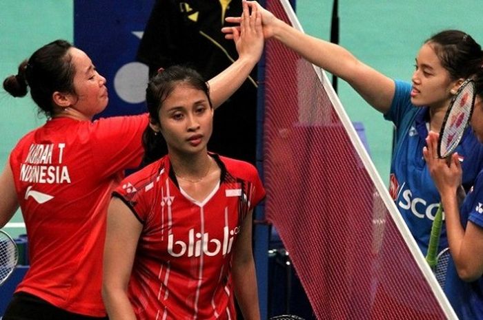 Pasangan ganda putri Indonesia, Tiara Rosalia Nuraidah/Rizki Amelia Pradipta, sedang bersalaman setelah menyelesaikan laga semifinal Indonesian Masters 2016. Tiara/Rizki gagal ke final setelah kalah dari Jongkolphan Kititharakul/Rawinda Prajongjai (Thailand) pada laga yang berlangsung di Gedung Dome, Balikapapan, Sabtu (10/9/2016).