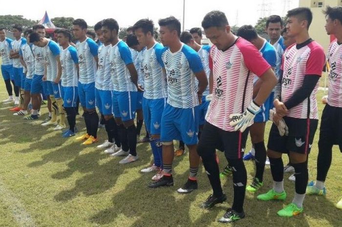 Para pemain Persegres Gresik United di Stadion Gelora Joko Samudro, Gresik, Senin (23/1/2017).