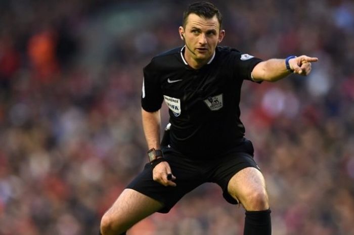 Reaksi wasit Michael Oliver saat memimpin laga Premier League antara Liverpool dan Chelsea di Stadion Anfield pada 11 Mei 2016.