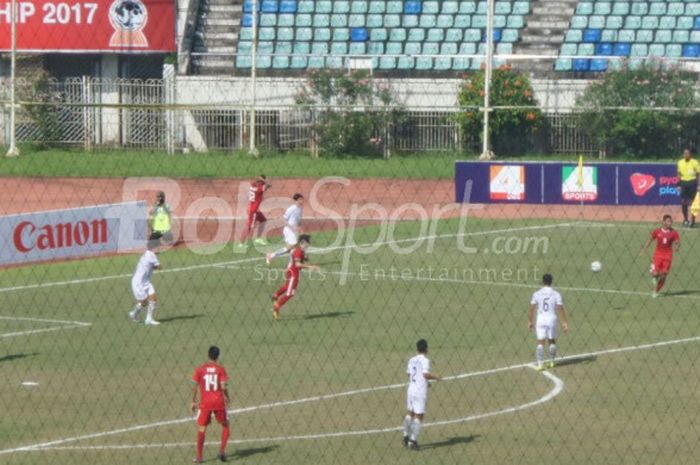 Suasana laga Timnas U-19 Indonesia kontra Thailand di ajang semifinal Piala AFF U-18 di Stadion Thuwunna, Yangon, Myanmar,  Jumat (15/9/2017).