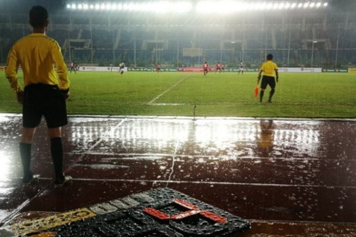 Kondisi Stadion Thuwunna yang masih basah saat menggelar laga Brunei Darussalam kontra Filipina pada pertandingan pertama Grup B Piala AFF U-18 edisi 2017, Selasa (5/9/2017) petang. 