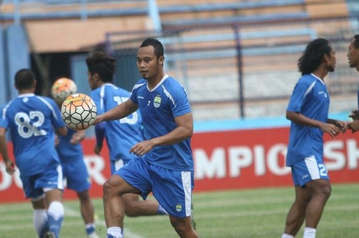 Kapten Persib Bandung, Atep saat iki lapangan di Stadion Surajaya, Lamongan, Jumat sore (25/11).