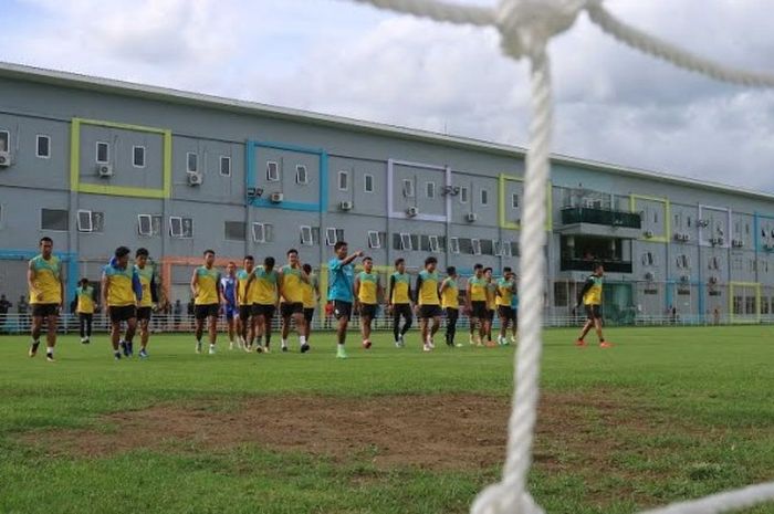 Para pemain Arema FC saat berlatih di lapangan ASIFA, Kota Malang pada Senin (2/1/2016).