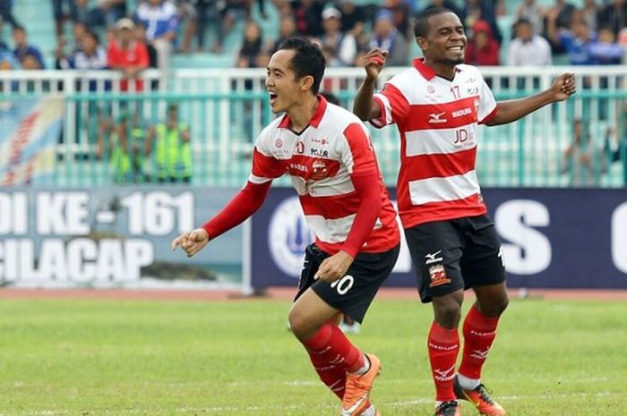 Pemain Madura United, Slamet Nurcahyono (kiri), melakukan selebrasi seusai mencetak gol ke gawang Persija Jakarta dalam laga semifinal turnamen Cilacap Cup 2017 di Stadion Wijayakusuma, Cilacap, Jumat (24/3/2017).