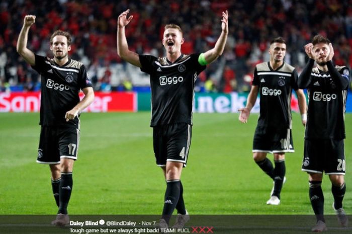 Bek Ajax Amsterdam, Matthijs de Ligt (tengah), bersama rekan-rekannya, dalam laga Liga Champions kon