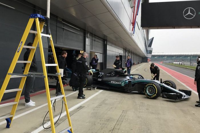 Tim Mercedes, menguji coba mobil baru mereka untuk kejuaraan Formula 1 musim 2018 di Sirkuit Silverstone, Inggris, pada Kamis (22/2/2018).