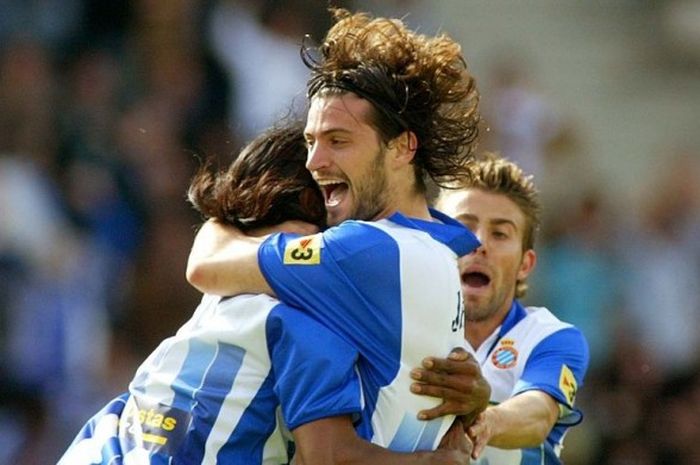 Pemain Espanyol, Daniel Jarque (tengah), merayakan gol yang dia cetak ke gawang Real Betis dalam pertandingan La Liga di Stadion Lluis Companys, Barcelona, Spanyol, 23 April 2006.