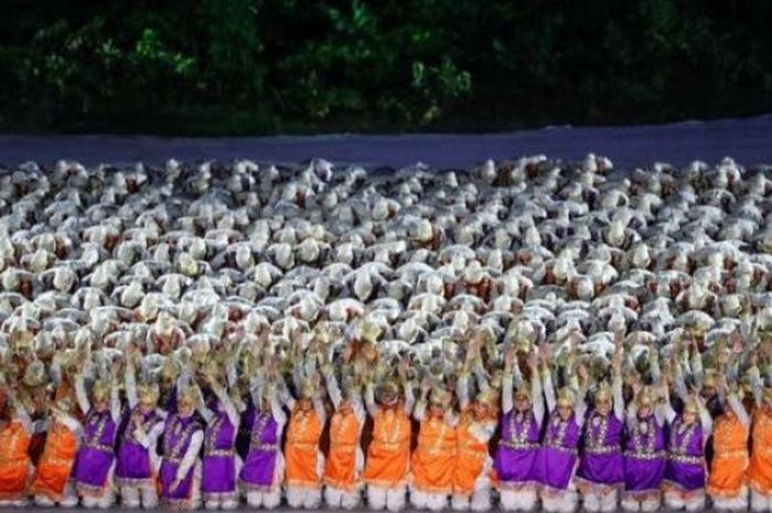  Penari saat pentas di pembukaan Asian Games 2018 di Gelora Bung Karno, Jakarta Pusat, Sabtu (18/7/2018). 