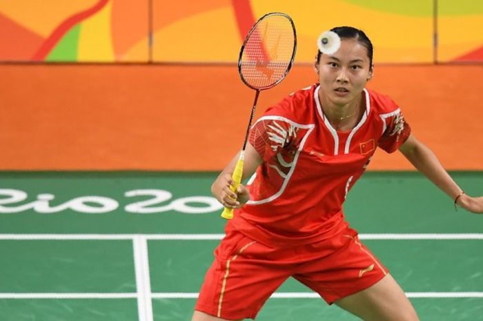 Pebulu tangkis tunggal putri China, Wang Yihan, mengembalikan bola pukulan lawan, Pusarla V Sindhu (India), saat bertanding pada babak perempat final Olimpiade Rio 2016 di Riocentro Pavilion 4, Rio de Janeiro, Brasil, 16 Agustus lalu.