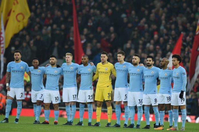 Para pemain Manchester City bersiap melakoni laga Liga Inggris kontra Liverpool FC di Stadion Anfield, Liverpool, pada 14 Januari 2018.