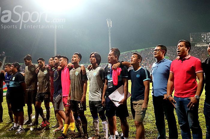 Pemain dan ofisial Persela Lamongan berbaris menyapa pendukung mereka  usai bermain imbang 2-2 dengan Arema FC dalam laga kedua Piala Presiden 2018 Grup E di Stadion Gajayana Malang, Jawa Timur, Sabtu (20/01/2018) malam.