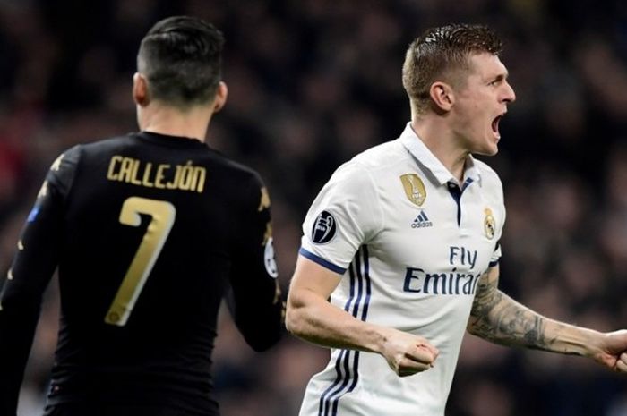 Gelandang Real Madrid, Toni Kroos (kanan), merayakan gol yang dia cetak ke gawang Napoli dalam laga leg pertama babak 16 besar Liga Champions di Stadion Santiago Bernabeu, Madrid, Spanyol, 15 Februari 2017.