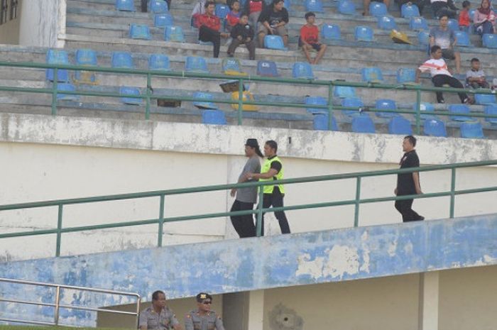Seorang penonton (topi hitam), diamankan petugas keamanan internal panitia pelaksana Persis Solo pada laga melawan Cilegon United di Stadion Manahan, Solo, Rabu (4/7/2018).