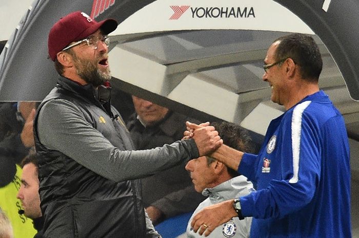 Pelatih Liverpool FC, Juergen Klopp (kiri), bersalaman dengan pelatih Chelsea, Maurizio Sarri, seusai laga Liga Inggris di Stadion Stamford Bridge, London, Inggris pada 29 September 2018.