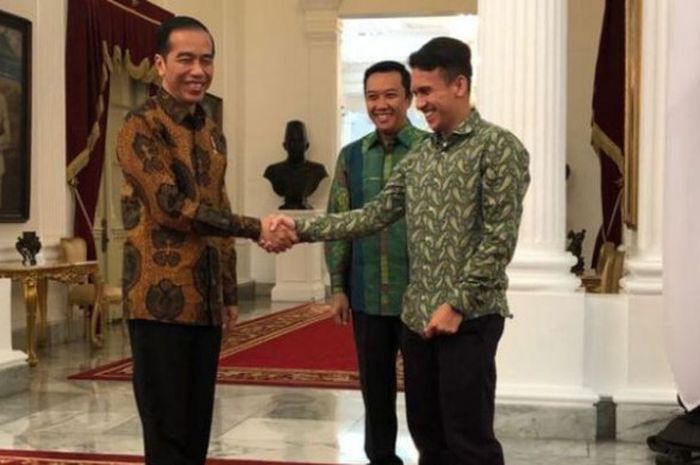 Presiden Joko Widodo, Jumat (23/3/2018) pagi, saat menerima pesepak bola Egy Maulana Vikri di Istana Merdeka, Jakarta.