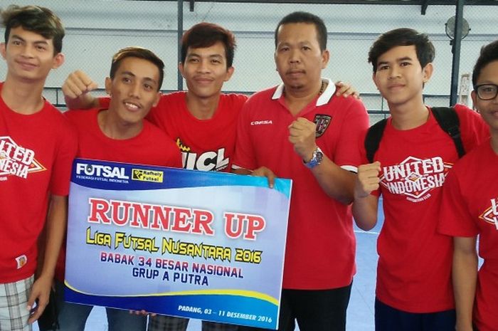 Para pemain Mutiara Belut FC asal Lampung seusai merebut posisi runner-up Grup A Babak 32 Besar LFN di lapangan Rafhely, Padang, Minggu (11/12/2016). 