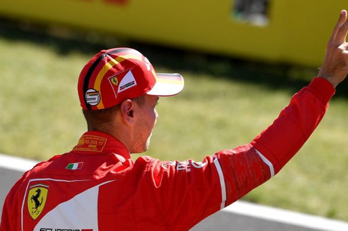 Pebalap Ferrari asal Jerman, Sebastian Vettel, bereaksi setelah menyelesaikan sesi kualifikasi GP Hungaria di Hungaroring, Sabtu (29/7/2017).