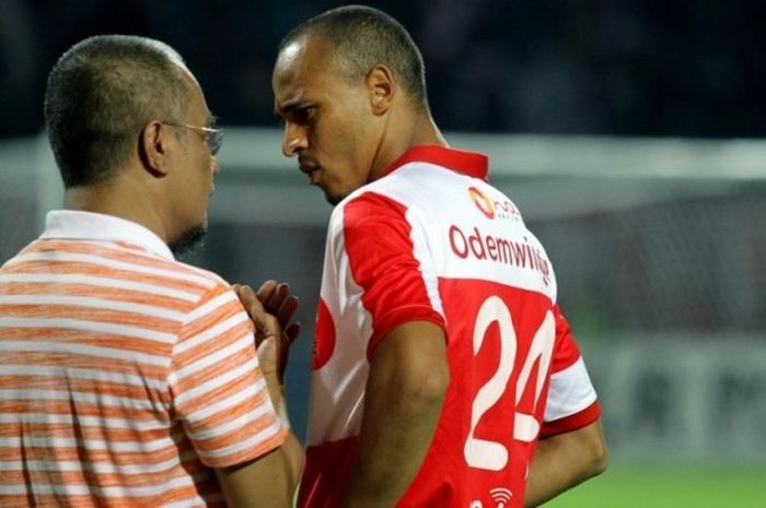 Marquee player Madura United Peter Odemwingie (kanan) saat lanjutan Liga 1 melawan Perseru Serui yang berakhir dengan skor 1-1 di Stadion Gelora Ratu Pamellingan Pamekasan, Jawa Timur, Senin (8/5/2017).