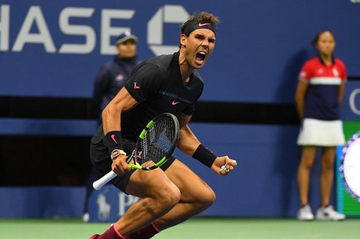 Petenis putra asal Spanyol, Rafael Nadal, melakukan selebrasi setelah mengalahkan Juan Martin del Potro (Argentina) pada babak semifinal AS Terbuka dengan skor 4-6, 6-0, 6-3, 6-2, yang berlangsung di Arthur Ashe Stadium, USTA Billie Jean King National Tennis Center, New York, Jumat (8/9/2017) malam waktu setempat 