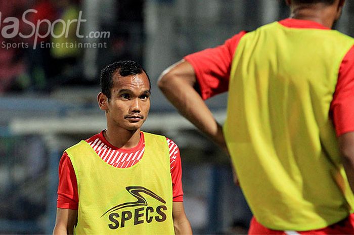    Ekspresi pemain sayap Persija Jakarta, Riko Simanjuntak, saat melakukan pemanasan menjelang laga melawan Kedah FA pada hari kedua Suramadu Super Cup 2018 di Stadion Gelora Bangkalan, Jawa Timur, Selasa (09/01/2018) malam.    