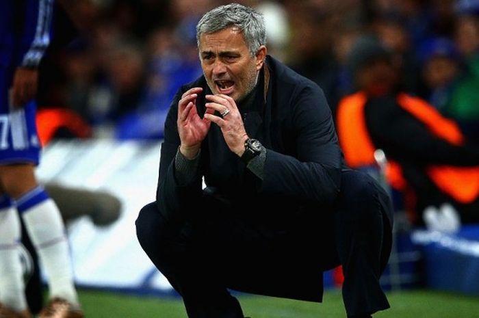 Jose Mourinho memberi instruksi kepada pemain Chelsea dalam duel lawan FC Porto di Stamford Bridge, 9 Desember 2015.