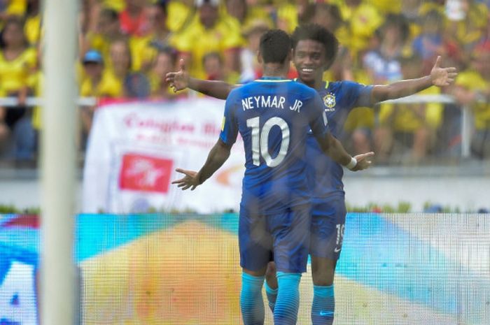 Pemain Brasil, Willian, merayakan gol bersama Neymar dalam laga Kualifikasi Piala Dunia 2018 zona Amerika Selatan kontra Kolombia di Stadion Metropolitano Roberto Melendez, Barranquilla, pada 5 September 2017.