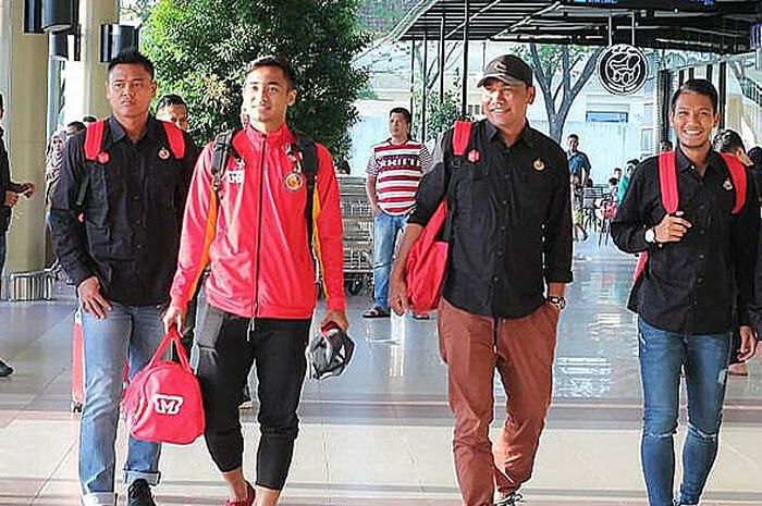Pemain dan ofisial Semen Padang FC berada di Bandara Internasional Minangkabau, Selasa (17/7/2018), untuk menempuh perjalanan menuju Serang menjelang laga Liga 2 melawan Perserang.