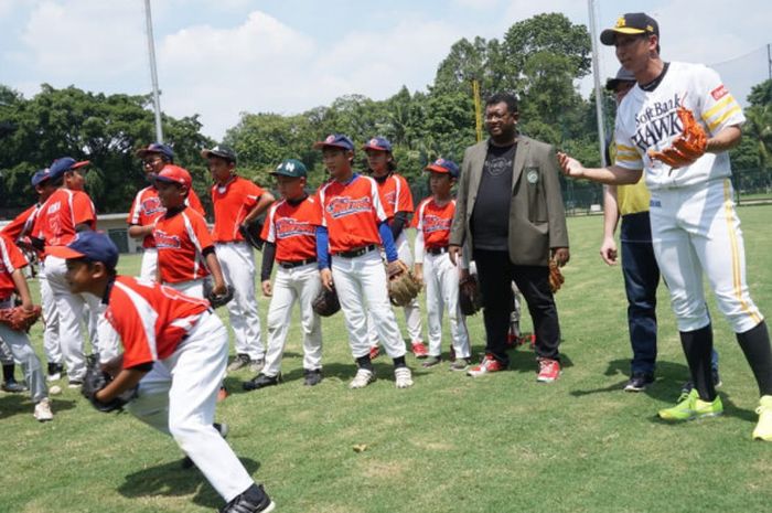 Atlet bisbol Jepang dari klub Fukuoka Softbank Hawks, Shuhei Fukuda, memberikan arahan kepada atlet bisbol junior Indonesia di Lapangan Softball Gelora Bung Karno, Senayan, Jakarta, Rabu (19/12/2018).