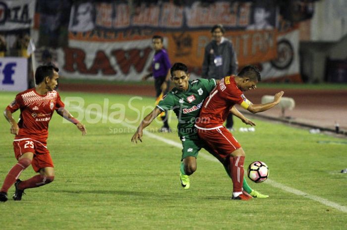 Pemain PSMS Medan, Frest Butuan, berduel dengan kapten Persija, Ismed Sofyan, pada laga semifinal I Piala Presiden 2018 di Stadion Manahan, Solo, Sabtu (10/2/2018).