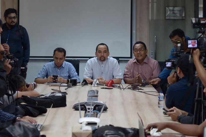 COO dan CEO PT Liga Indonesia Baru (LIB), Tigor Shalomboboy dan Risha Adi Wijaya di Kantor LIB, Menara Mandiri, Jakarta, Jumat (4/1/2019). 