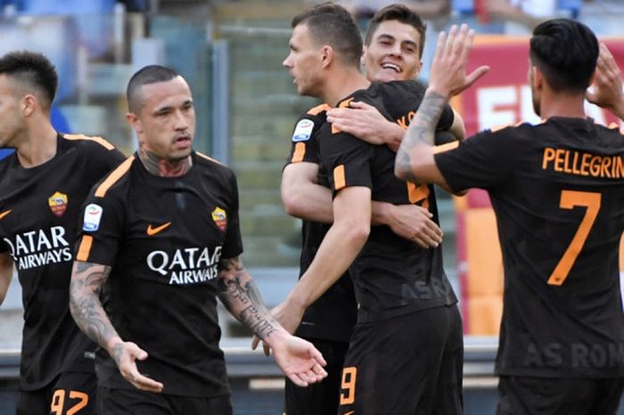 Penyerang AS Roma, Edin Dzeko, melakukan selebrasi bersama rekan satu timnya setelah mencetak gol ke gawang Chievo pada laga lanjutan Liga Italia di Stadion Olimpico, Sabtu (28/4/2018) malam WIB.