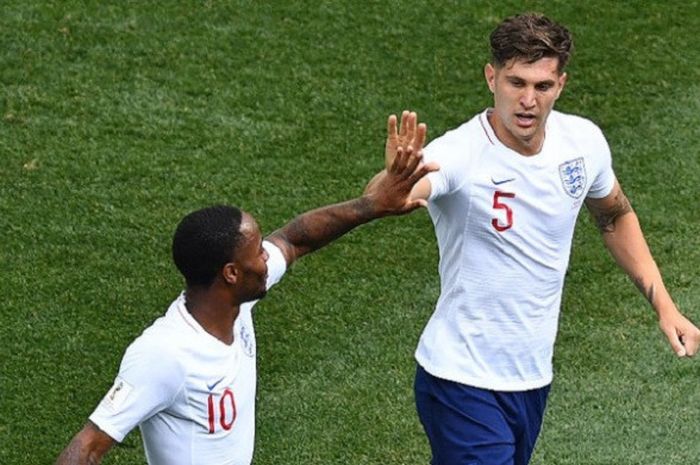  Raheem Sterling menyelamati John Stones yang mencetak gol bagi Inggris ke gawang Panama pada pertandingan Grup G Piala Dunia 2018, 24 Juni 2018.  