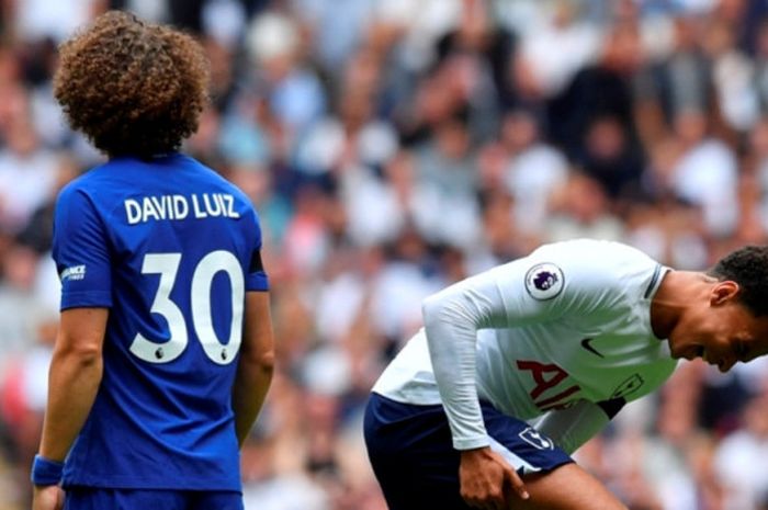 Bek Chelsea, David Luiz, berduel dengan gelandang Tottenham Hotspur, Dele Alli, dalam laga Liga Inggris di Stadion Wembley, London, pada 20 Agustus 2017.