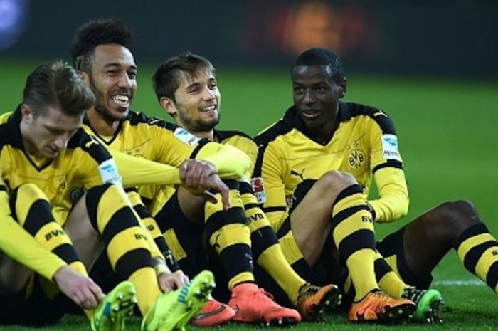 Pierre Emerick Aubameyang dkk bergembira seusai Borussia Dortmund menang atas Hoffenheim, Minggu (28/2/2016). 
