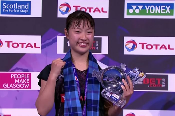 Tunggal putri Jepang, Nozomi Okuhara, di podium juara BWF World Championships 2017 di Glasgow, Skotlandia.