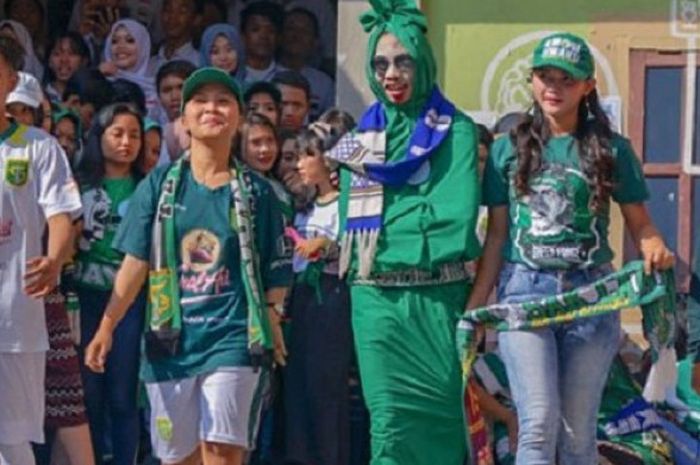 SMK Dr Soetomo, Surabaya, Jawa Timur menggelar fashion show tema Persebaya. 