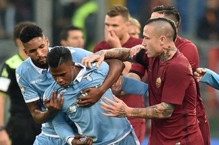 Para pemain Lazio dan AS Roma terlibat perselisihan pada laga Liga Italia di Stadion Olimpico, 4 Desember 2016.