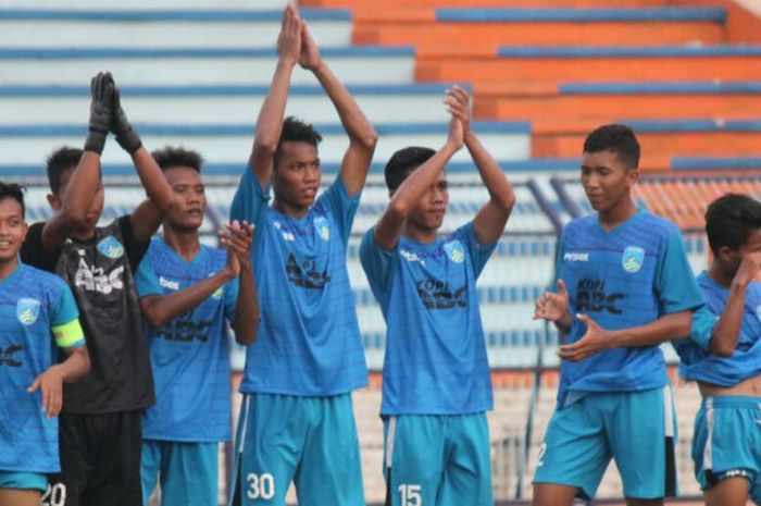 Suka cita para pemain Lamongan FC seusai menjalani pertandingan kontra Triple's Kediri untuk partai terakhir putaran pertama Grup B Liga 3 regional Jawa Timur di Stadion Surajaya, Lamongan, Rabu (18/4/2018).