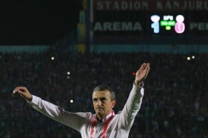 Ekspresi pelatih Arema, Milomir Seslija seusai timnya mengalahkan Persija di Stadion Kanjuruhan, Kabupaten Malang, Minggu (19/6/2016) malam. 