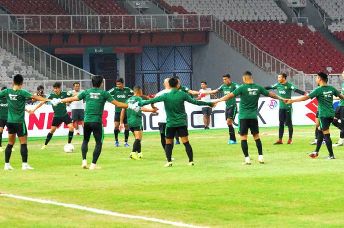 Suasana latihan resmi timnas Indonesia di lapangan Stadion Utama Gelora Bung Karno (SUGBK) pada Senin (12/11/2018) jelang laga Piala AFF 2018 kontra Timor Leste.