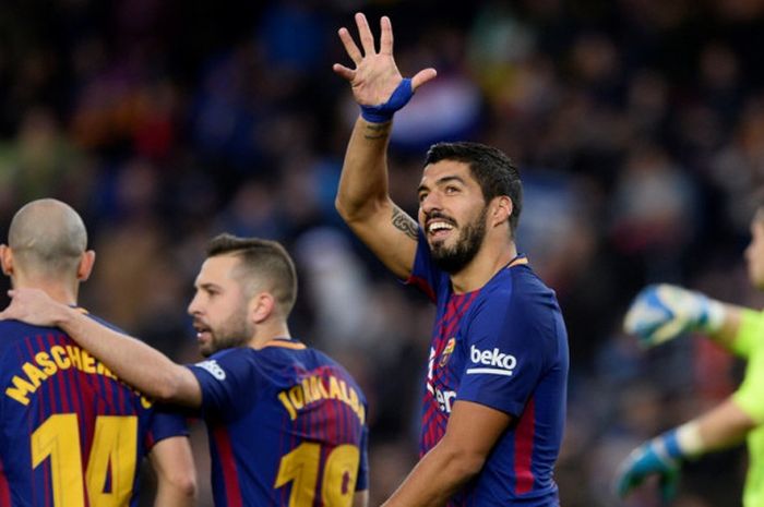 Striker FC Barcelona, Luis Suarez, merayakan gol yang dia cetak ke gawang Levante dalam laga Liga Spanyol di Stadion Camp Nou, Barcelona, pada 7 Januari 2018.